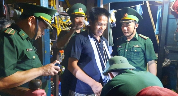 Lực lượng quân y biên phòng sơ cứu và đưa nạn nhân lên bờ.